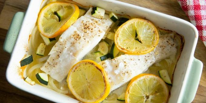 Cod dipanggang dalam oven dengan zucchini dan lemon