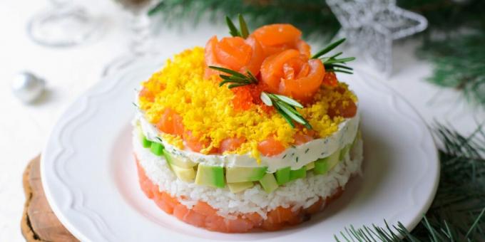 Salad berlapis dengan ikan merah dan nasi