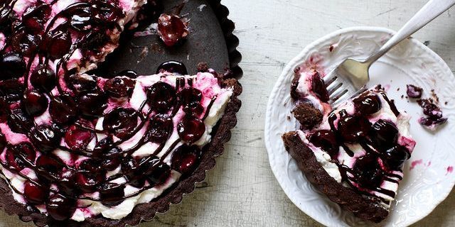 resep kue dengan ceri: Chocolate cake dengan cherry panggang dan whipped cream