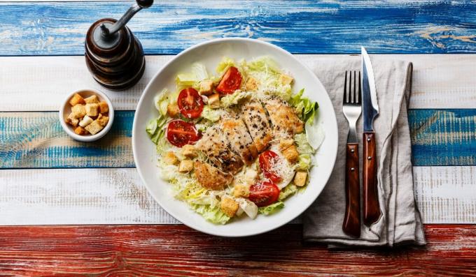 Salad Caesar Sederhana dengan Ayam dan Tomat Ceri