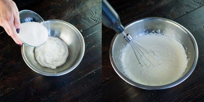 Kue Madu Cake: Dalam mangkuk besar, menggabungkan krim dan gula