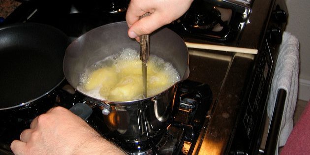 Resep kentang tumbuk: kentang kesediaan untuk memeriksa pisau