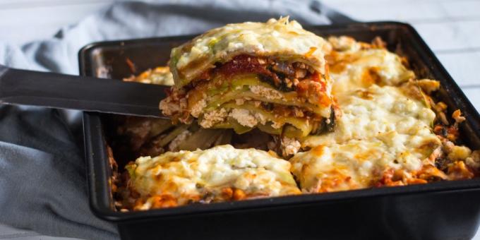 Lasagna zucchini diet dengan keju cottage dan ayam