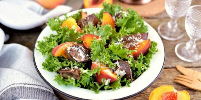 Salad dengan buah persik dan hati