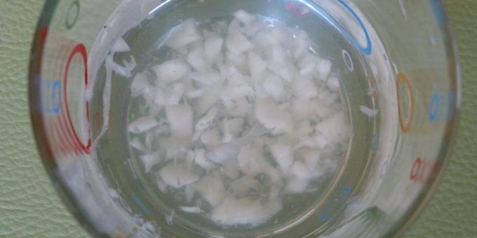 Apa yang harus dilakukan jika warna muncul kutu putih: Chop 3-5 siung bawang putih