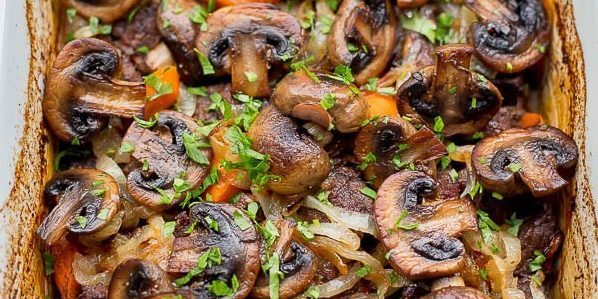 Cara memasak daging sapi di oven: daging sapi dengan sayuran dan jamur dalam anggur