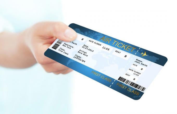 biru fly tiket udara dipegang dengan tangan di atas latar belakang putih
