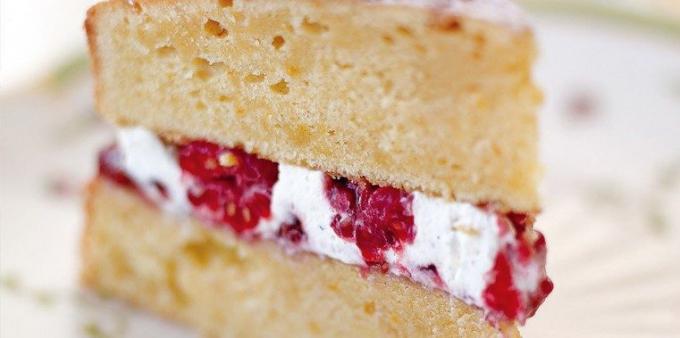 Resep kue dengan raspberry: Sponge cake dengan raspberry dan lapisan krim