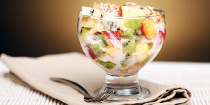 Salad buah dengan yogurt dan kue