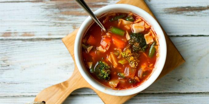 sup sayuran: tomat sup dengan brokoli, kubis dan kacang hijau