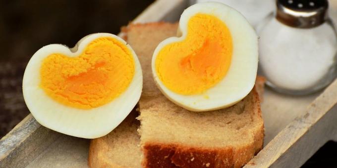 Telur rebus dengan krim asam dan roti - lezat dan murah