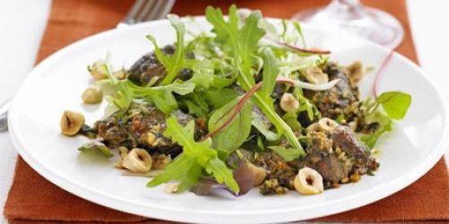 salad hangat dengan hati ayam, arugula dan hazelnut