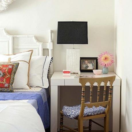 Desain apartemen kecil: meja samping tempat tidur