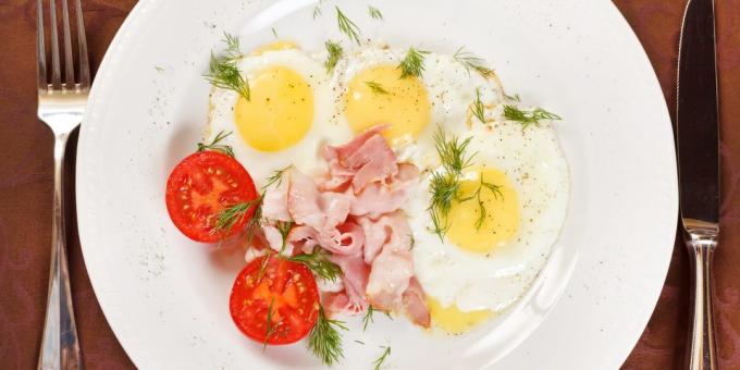 Goreng telur dengan bawang, keju dan bumbu: resep mudah