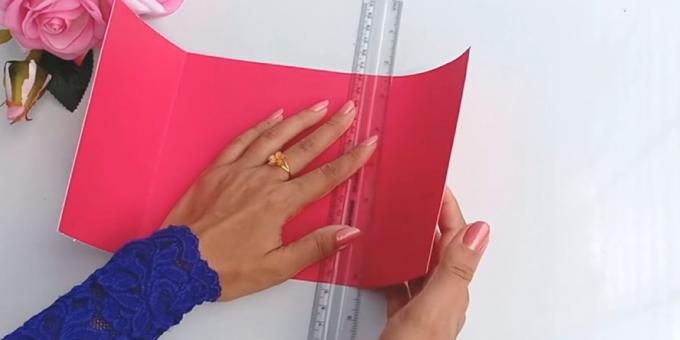 kartu ulang tahun dengan tangan Anda sendiri: dipotong dari kertas konstruksi merah muda 30 x 15 cm rinci