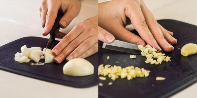 Cara memasak kentang dengan daging: memotong bawang merah dan bawang putih