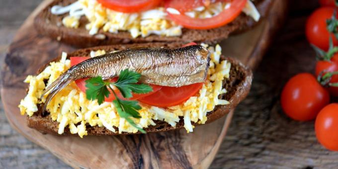 Sandwich dengan sprats, telur dan tomat