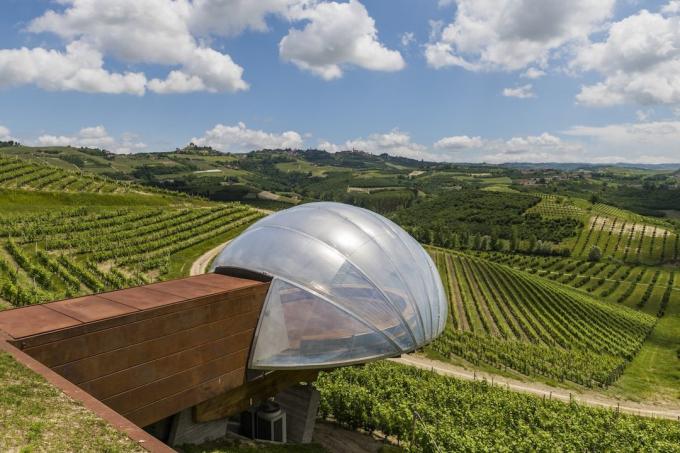 arsitektur Eropa: Ceratto Winery menghadap kebun-kebun anggur di Alba