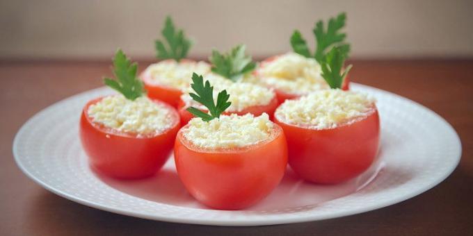 Tomat diisi dengan keju dan bawang putih