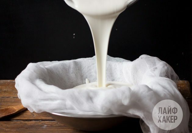 Untuk membuat krim keju berbahan dasar yogurt, tuangkan campuran di atas kain tipis