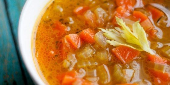 Sup seledri dengan wortel dan anggur putih