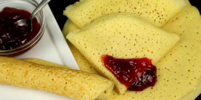 Kerawang ragi pancake di atas air dengan semolina