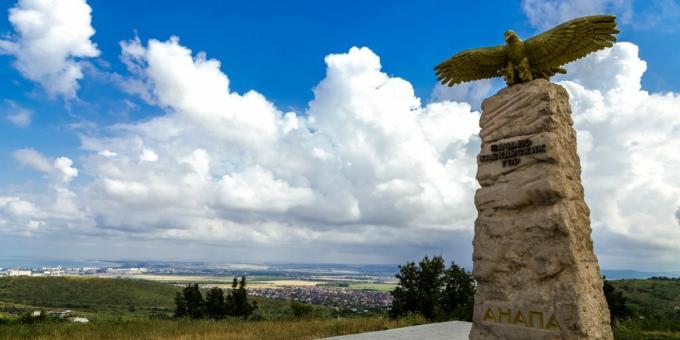Pemandangan Anapa: monumen "Awal dari Pegunungan Kaukasus"