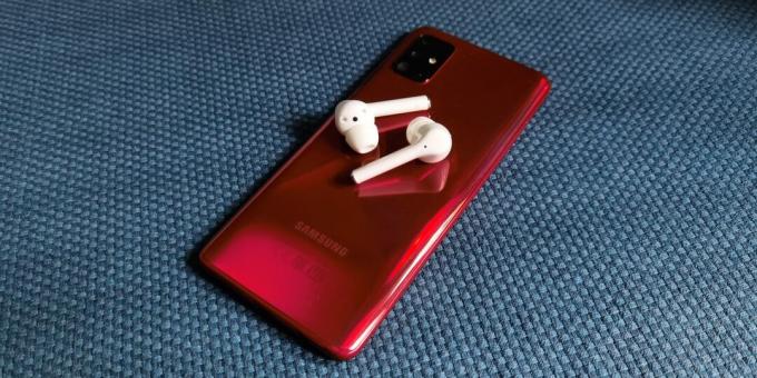 Huawei FreeBuds 3i: dengan perangkat dari merek lain, Anda perlu menahan tombol pada casing pengisi daya