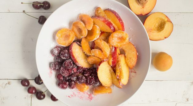 Pasir biskuit dengan buah beri dan buah-buahan: tutupi buah dan beri dengan gula dan pati