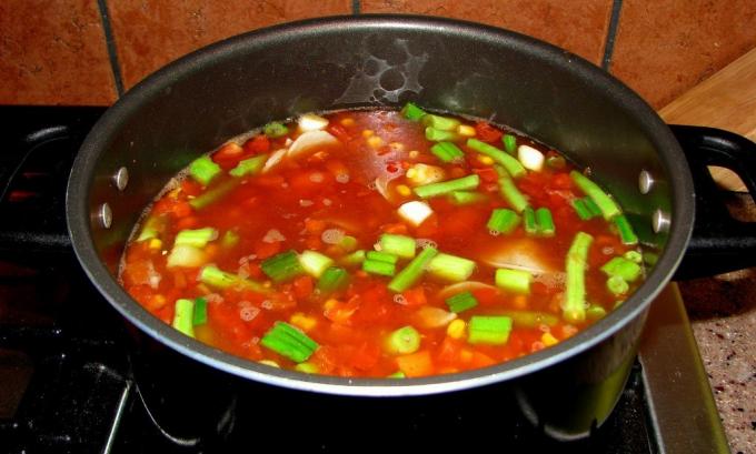 Tambahkan sayuran ke dalam sup