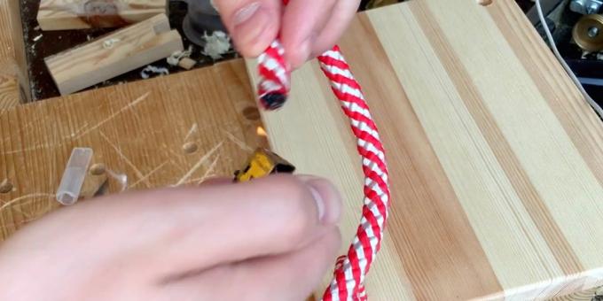Ayunan lengan Anda: memotong dua potong identik tali