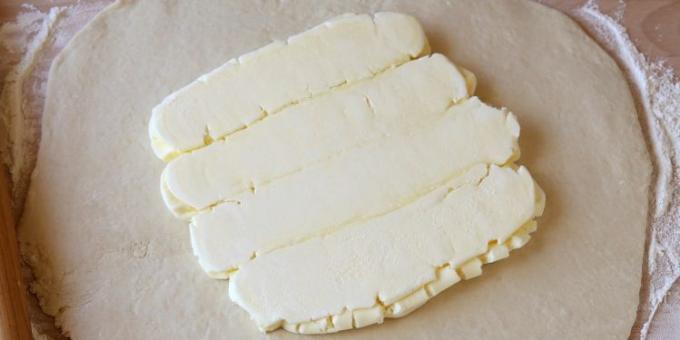 Cara memasak kue serpihan buatan sendiri: Letakkan mentega lembut