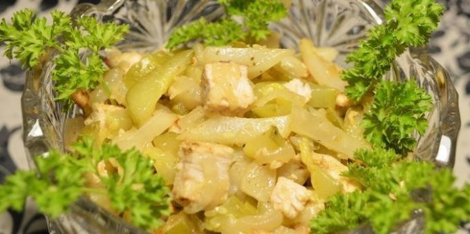resep artichoke: Hangat salad dengan Yerusalem artichoke, ayam dan acar mentimun
