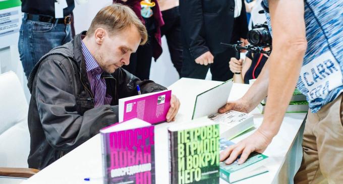 Alexey Salnikov menandatangani buku untuk pembaca