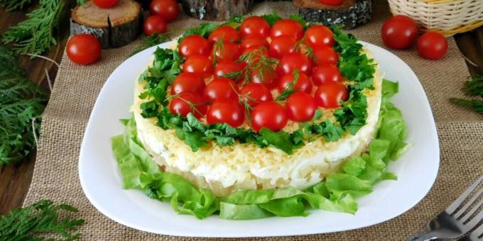 Salad berlapis dengan ayam asap dan tomat ceri