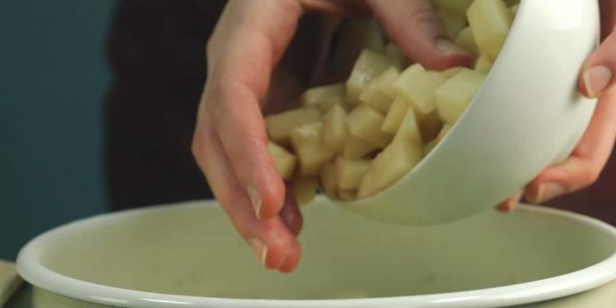 Cara memasak sup: menambahkan diparut atau potong dadu kentang