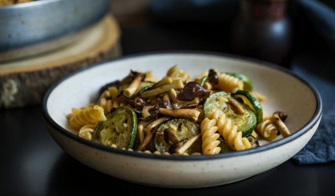 Pasta dengan jamur dan zucchini