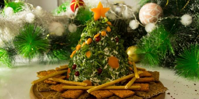Camilan Tahun Baru dengan keju dan ham berbentuk pohon Natal