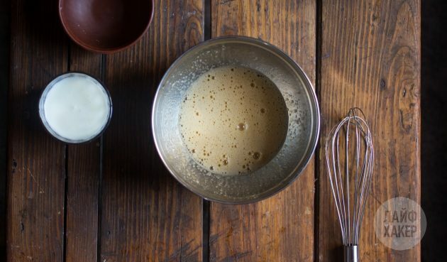 Cara membuat pie ceri yogurt cepat: kocok telur dan gula pasir secara terpisah