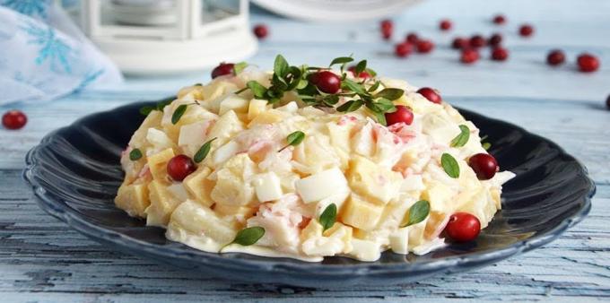 Salad dengan kepiting tongkat, nanas, keju dan telur