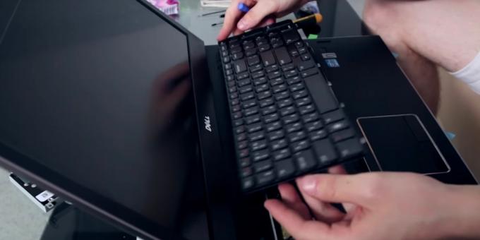 Cungkil kait mediator di perimeter keyboard dan hati-hati angkat untuk laptop bersih