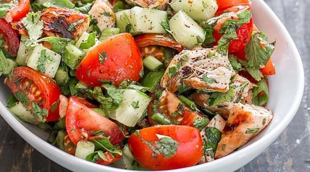 salad sehat dengan ayam, sayuran dan keju feta