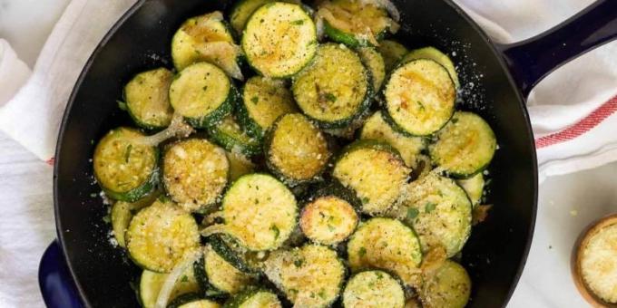 zucchini goreng dengan bawang, thyme dan keju