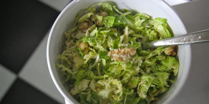 salad sayuran dengan kubis Brussel, kacang-kacangan dan Parmesan