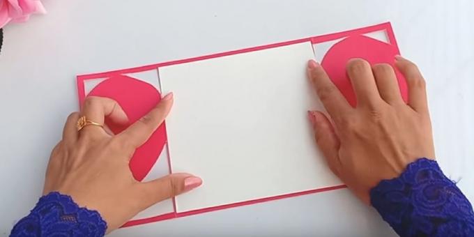 Potong selembar kertas putih ukuran belakang kartu
