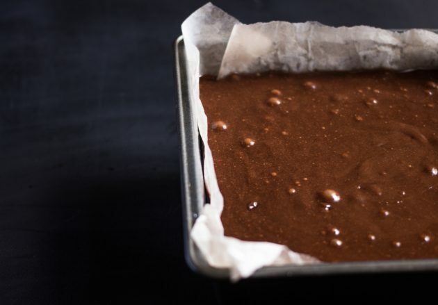 resep brownies coklat: tuang adonan ke dalam cetakan