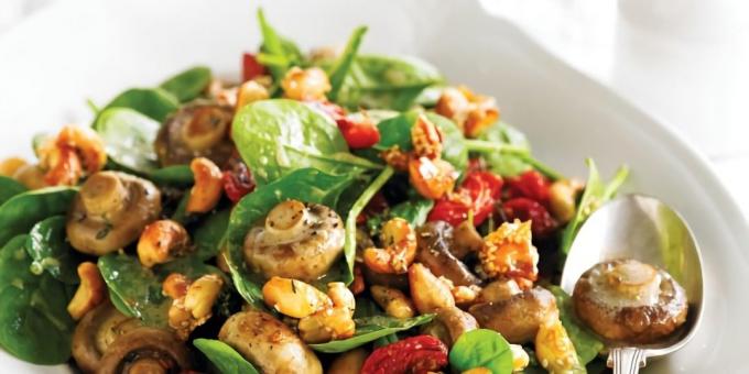 salad resep dengan jamur, kacang mete dan tomat