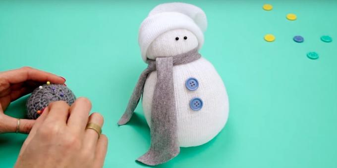 Snowman dengan tangannya sendiri: tombol add dan mata