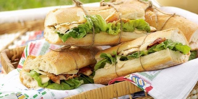 Caesar salad dengan ayam dan prosciutto dalam sandwich
