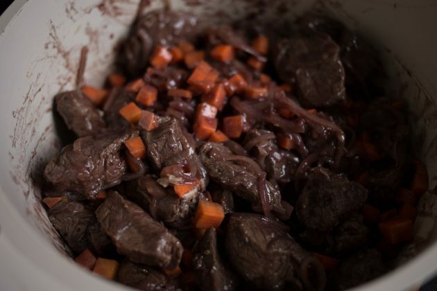 Daging sapi Burgundy: kembalikan daging ke wajan